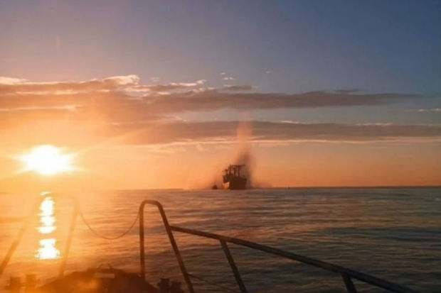 Mülki gəmi Qara dənizdə minaya düşüb - FOTO