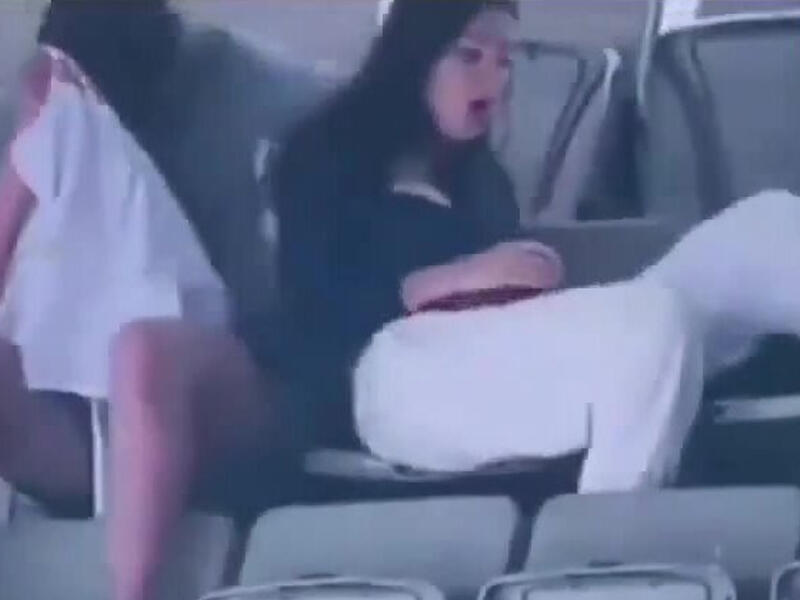 Stadionda öpüşən cütlüyü biabır etdilər - Operator VİDEOnu böyük monitora ötürdü - FOTO