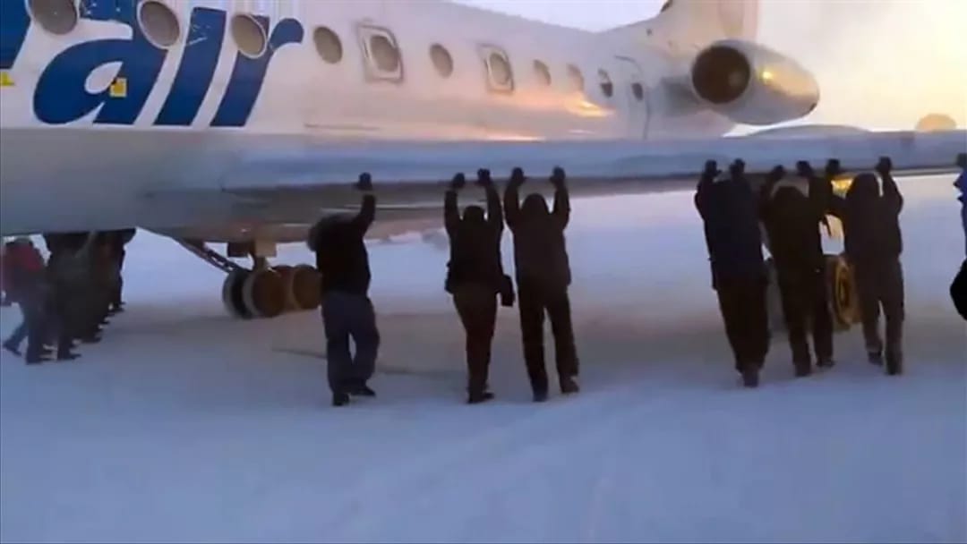 Rusiya sərnişin təyyarəsi səhvən donmuş çaya endi