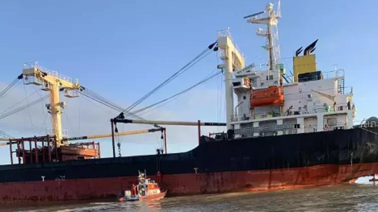 Yük gəmisi minaya düşüb: 2 YARALI