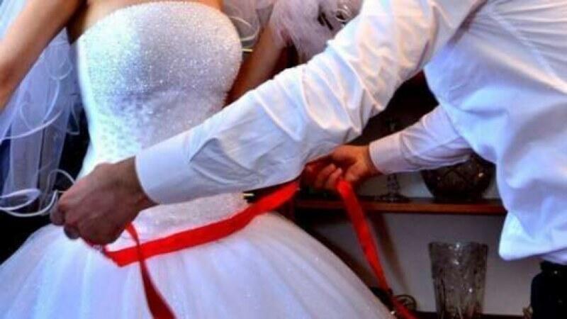 Gəlin toy gecəsi bakirə çıxmadı: Bəy GÖRÜN NƏ ETDİ - Qızın əmisini ... – ŞOK VİDEO