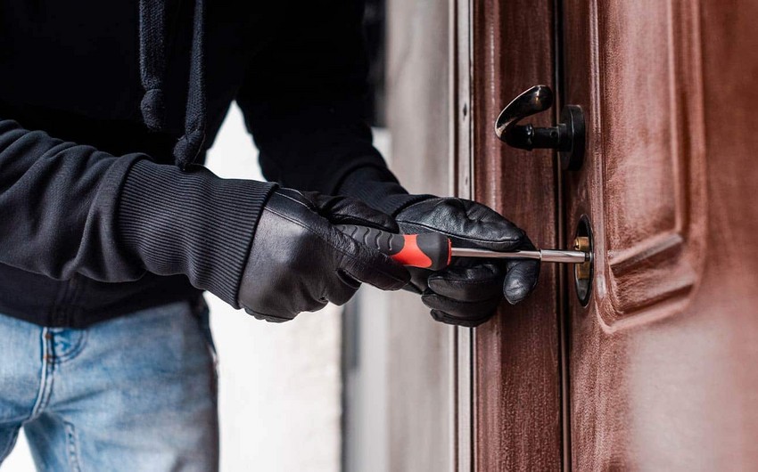 Bakıda mənzildən 14 min manat pul və qızıl-zinət əşyaları oğurlanıb