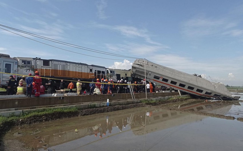 İndoneziyada iki sərnişin qatarı toqquşub, ölənlər var