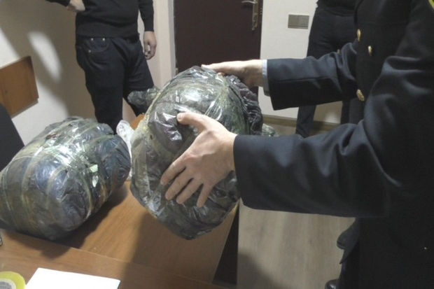 Ağdaş sakinindən külli miqdarda narkotik vasitə və “Kalaşnikov” götürülüb - FOTO