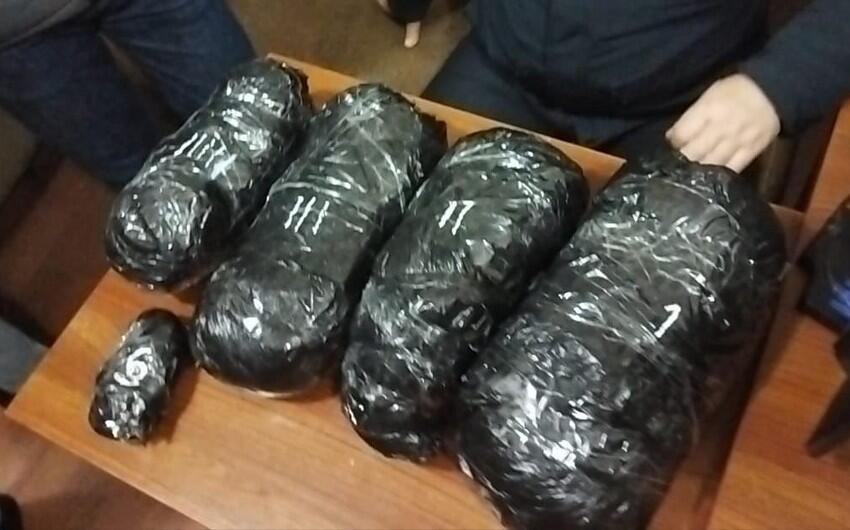 Qəbələdə narkokuryerlik edən dostlar saxlanılıb, 4 kq narkotik aşkarlanıb