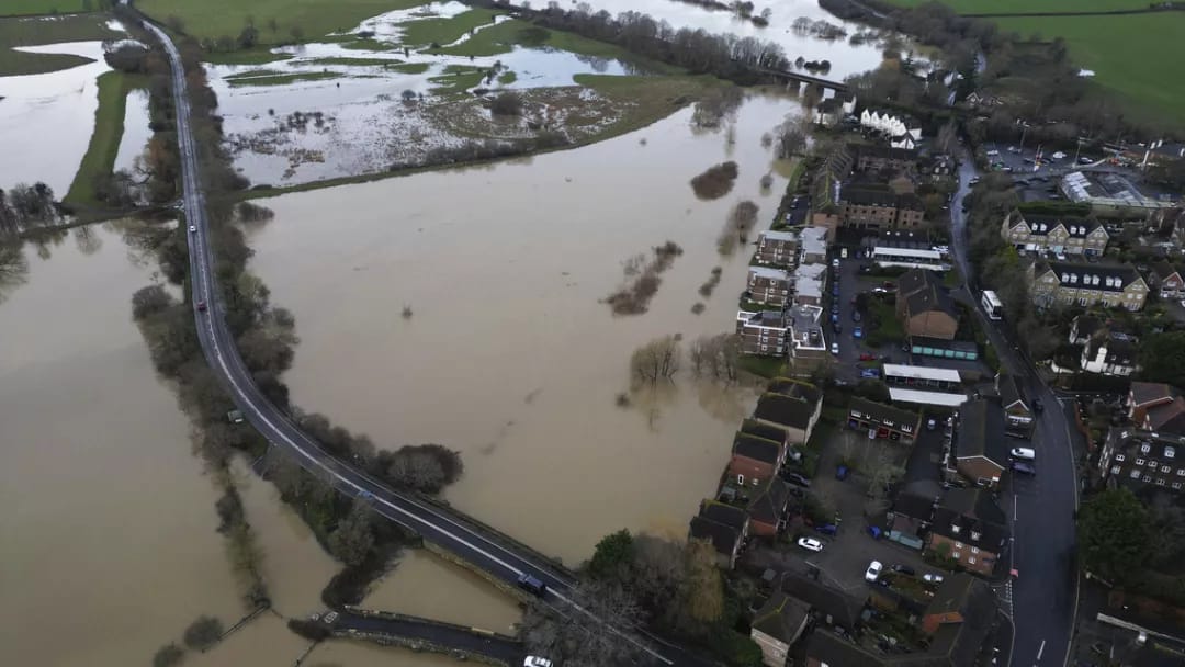 İngiltərədə yağışlar nəticəsində 300-dən çox daşqın oldu