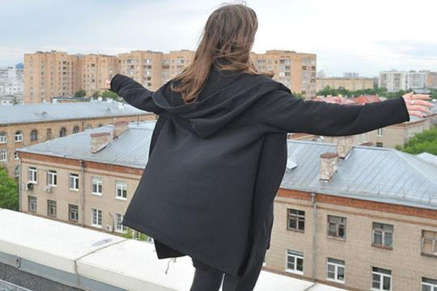 Bakıda 14 yaşlı qız ozünü binadan atıb