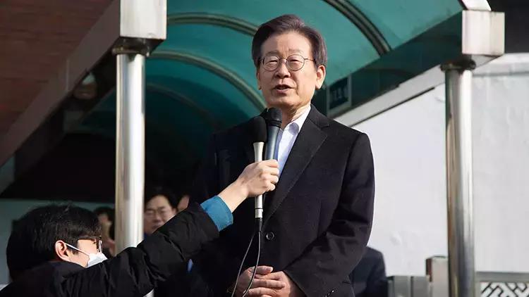 Cənubi Koreyada boynundan bıçaqlanan ana müxalifət lideri xəstəxanadan buraxıldı