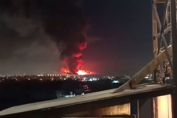 Sankt-Peterburqda anbarda güclü yanğın baş verib - VİDEO