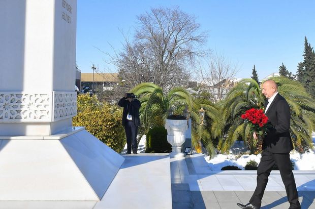 İlham Əliyev Lənkəran şəhərində Heydər Əliyevin abidəsini ziyarət edib - FOTO