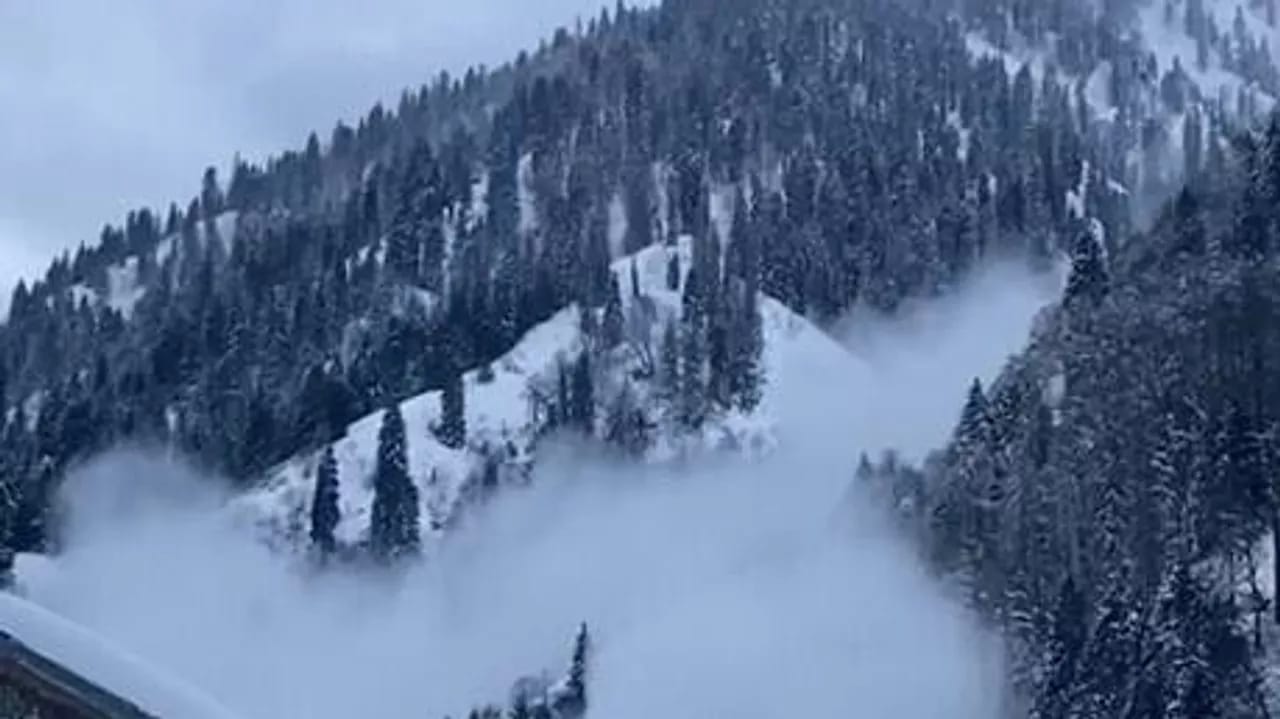 Çində qar uçqunu nəticəsində 1000 nəfər istirahət mərkəzində qapalı qaldı