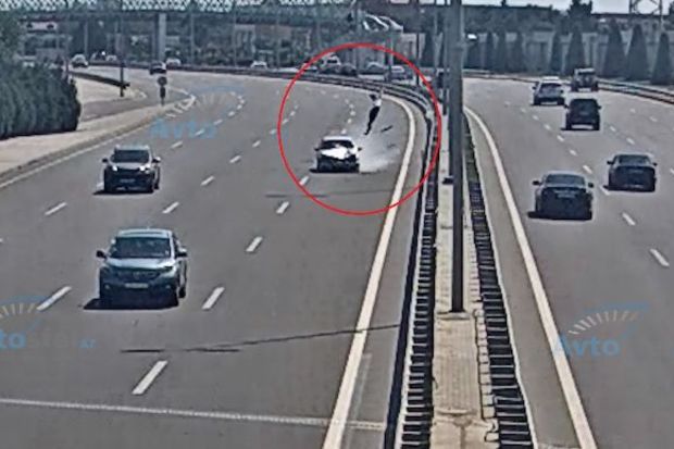 Bakıda dəhşətli qəza: Avtomobil qadını metrlərlə kənara tulladı - ANBAAN VİDEO
