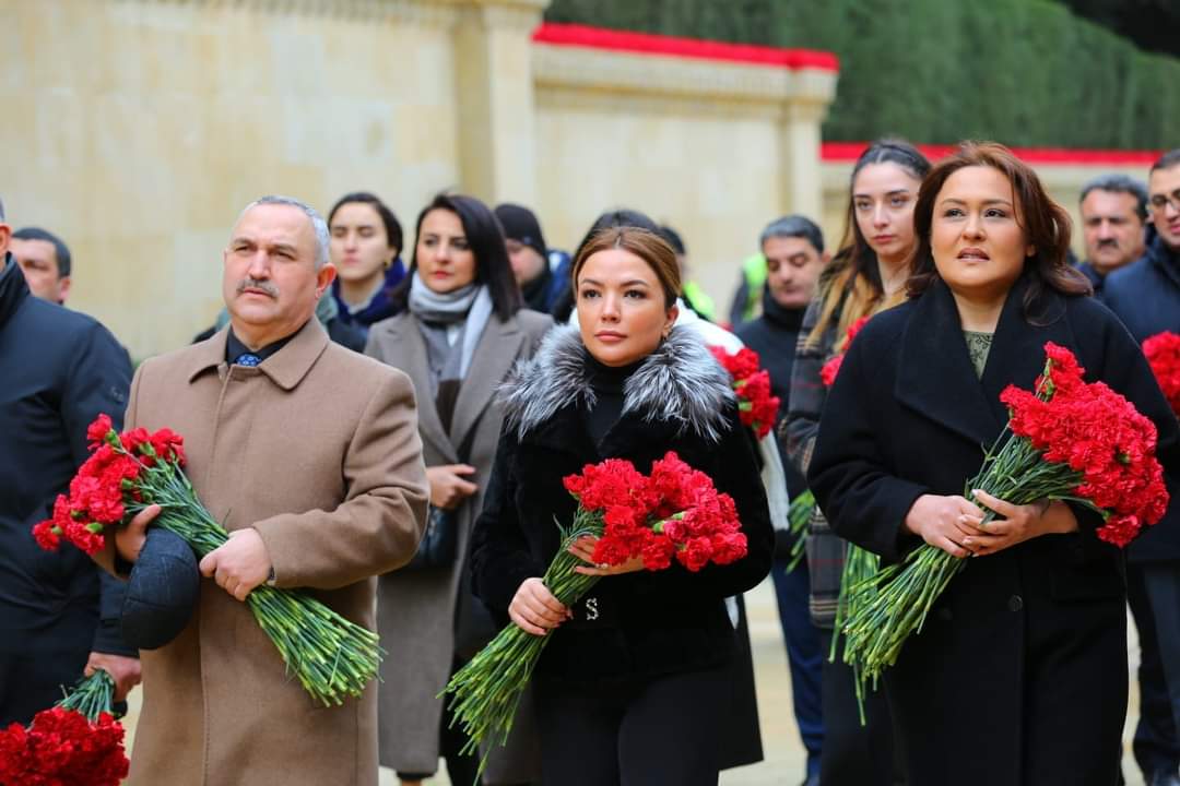 Qeyri-Hökumət Təşkilatlarına Dövlət Dəstəyi Agentliyinin kollektivi Şəhidlər xiyabanını ziyarət edib