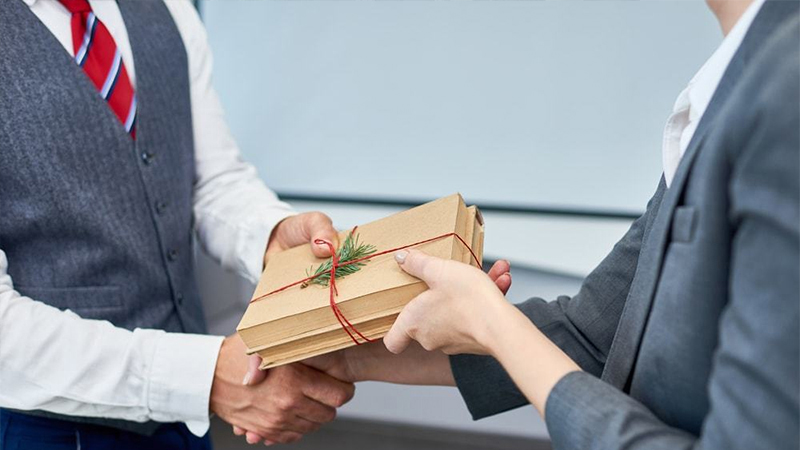 Tibb Universitetində absurd: İnşaat şirkətindən 88 minlik hədiyyə alacaq