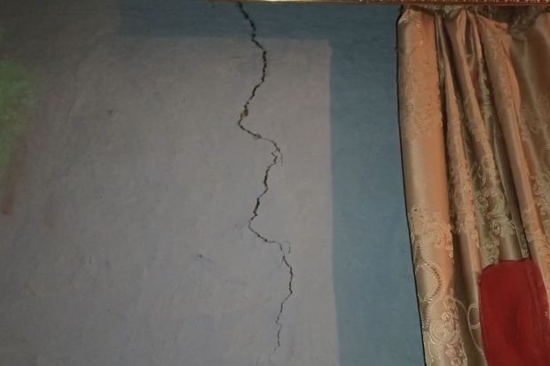 Zəlzələ Kürdəmirdə evlərdə fəsadlar törətdi - VİDEO