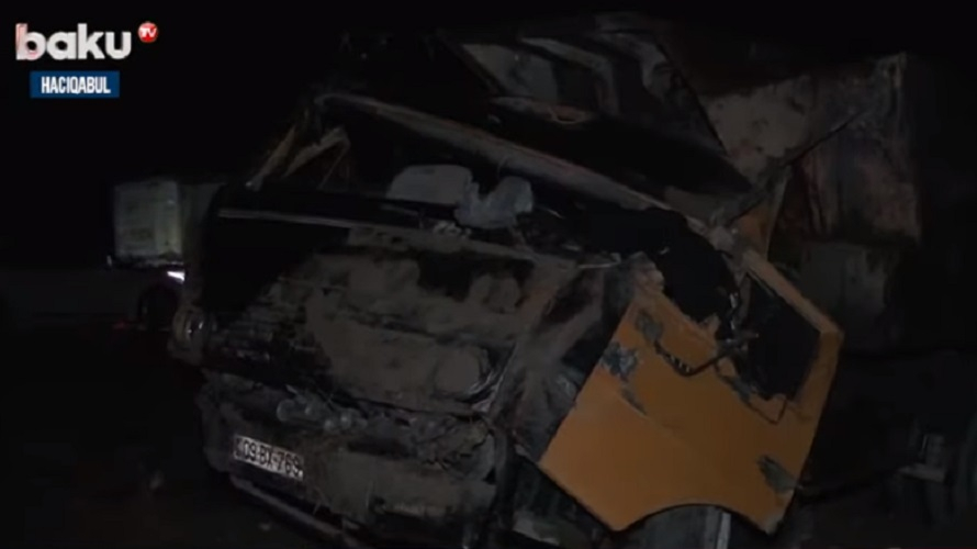 Azərbaycanda dəhşətli qəza: Yük maşınları toqquşdu, ölən var