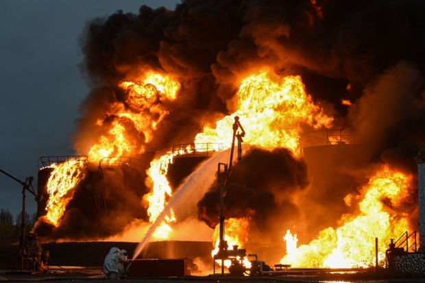 Rusiyada neft zavodunda yanğın baş verib - VİDEO