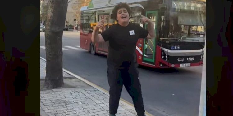 Yaşlı qadını qucağına alan yeniyetmə görün kimin nəvəsi imiş