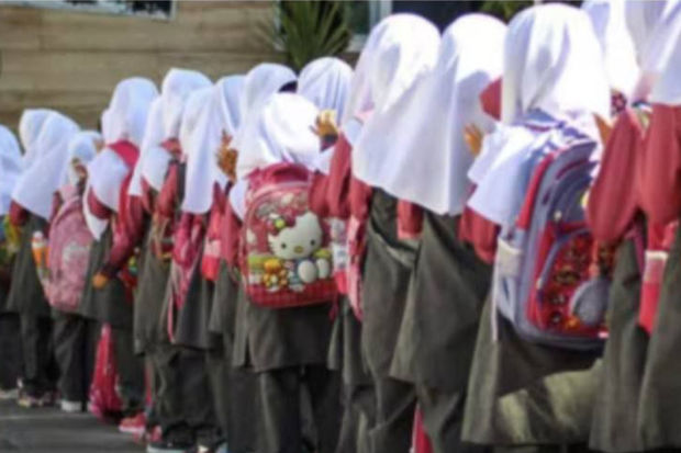 İranda məktəb müdiri azyaşlı qızı hicaba görə döyüb - FOTO