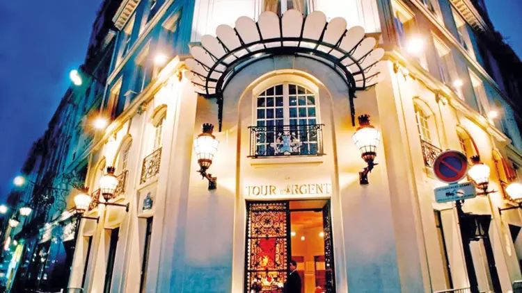 Əfsanəvi restoranda lüks şərablar itib