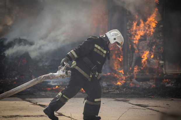 Rusiyada ayaqqabı anbarında güclü yanğın başlayıb - VİDEO