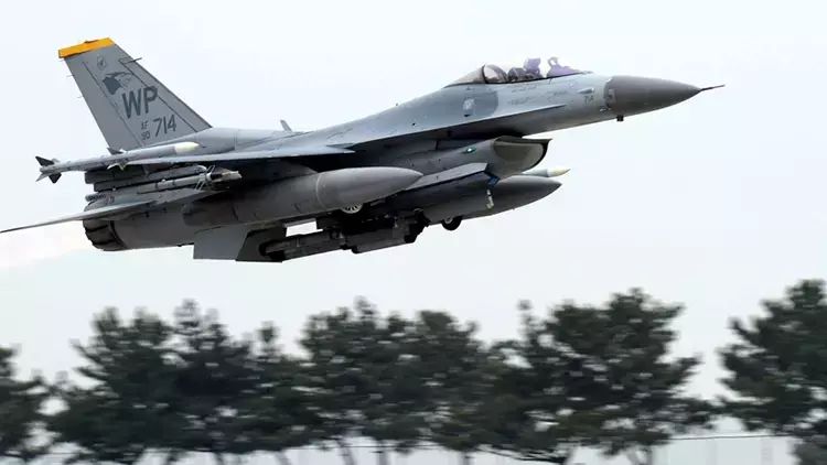 ABŞ-ın F-16 təyyarəsi dənizə düşüb