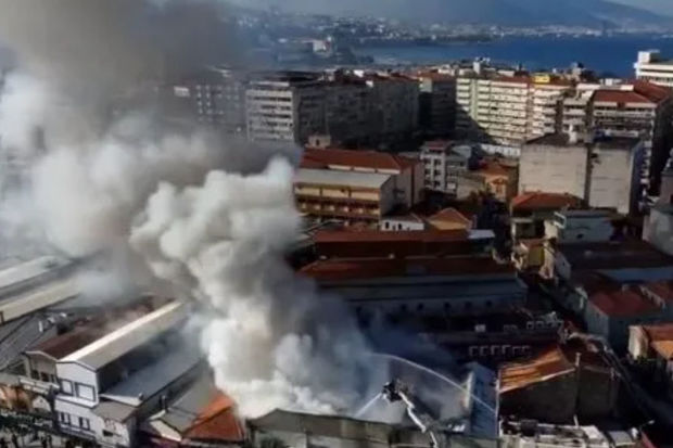 İzmirdə biznes mərkəzində yanğın: Çox sayda mağaza yanır - FOTO/VİDEO