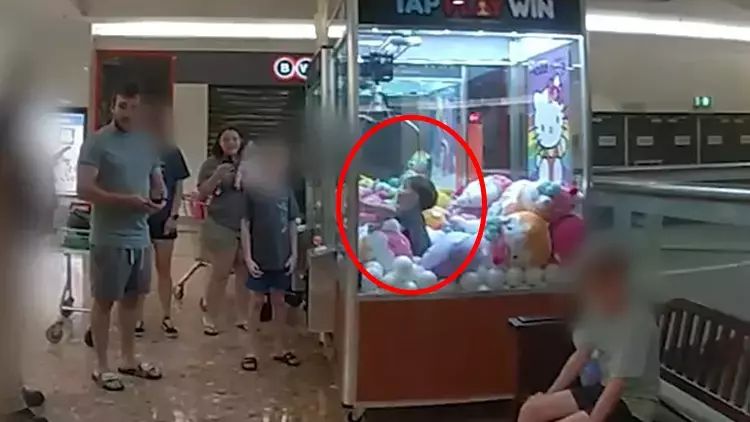 Polis oyuncaq maşının içərisində sıxışan uşağı xilas edib