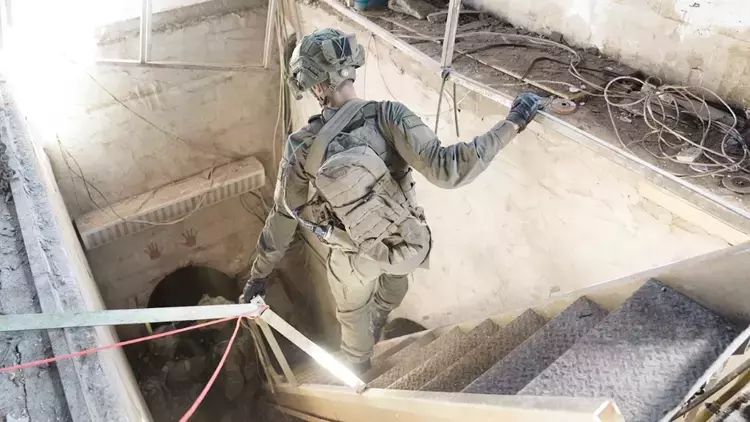 İsrail radio vasitəsilə girovlara çatacaq