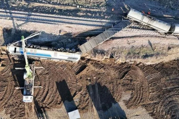 Türkiyədə yük qatarı relsdən çıxıb: Yaralılar var - VİDEO