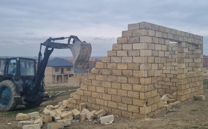 Abşeronda qanunsuz tikili sökülüb