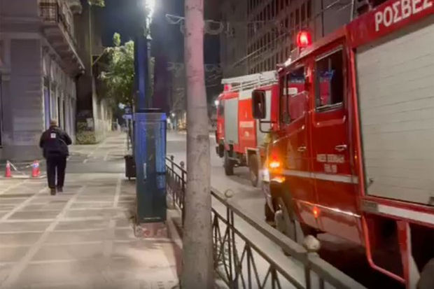 Yunanıstanda nazirlik qarşısında PARTLAYIŞ - VİDEO