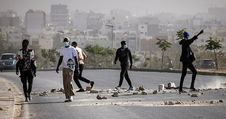 Seneqalda prezident seçkilərinin təxirə salınması küçələrdə xaosa səbəb olub