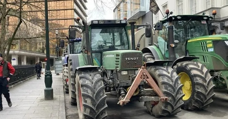 Belçikada fermerlər baş nazir De Croonun evinə gedən yolu bağlayıblar