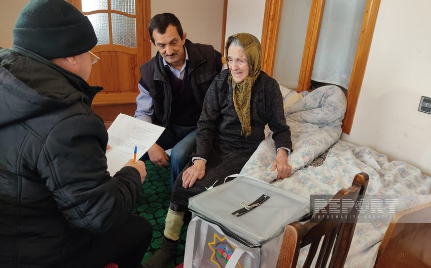 Oğuzda 102 yaşlı seçici səs verib