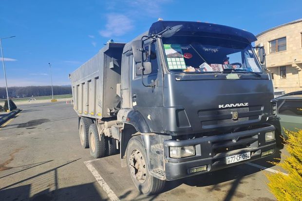 Yol polisinin qanuni tələbinə əməl etməyən yük avtomobilinin sürücüsü TUTULDU - FOTO