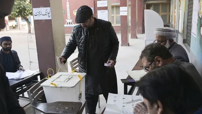 Pakistanda seçki: Telefon və internet xidmətləri KƏSİLDİ