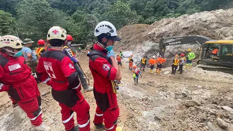 Filippində torpaq sürüşməsi nəticəsində ölənlərin sayı daha da çoxalır