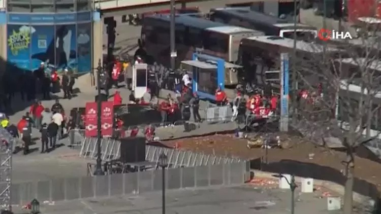 ABŞ-da parad zamanı silahlı hücum edilib