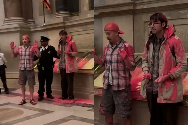 ABŞ Konstitusiyasına etiraz: Üzərinə qırmızı toz səpildi - VİDEO