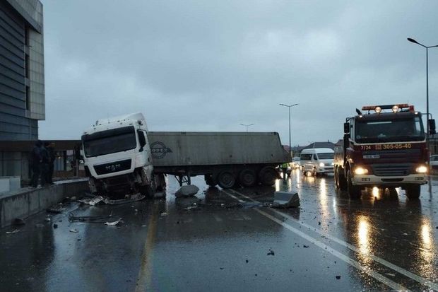 Bakı-Quba yolunda qəza: Yol təsərrüfatına ziyan dəydi - FOTO/VİDEO