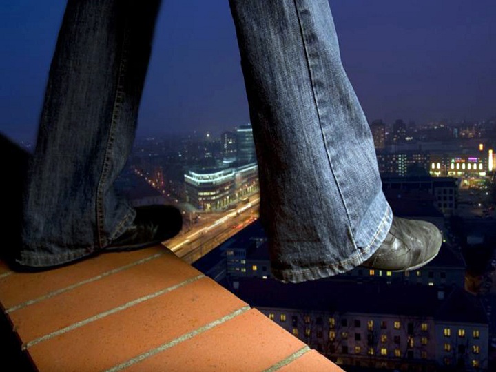 Bakıda kişi özünü 15-ci mərtəbədən atdı - FOTO