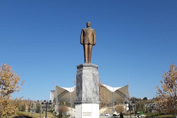 İlham Əliyev Ankarada Heydər Əliyevin abidəsini ziyarət edib - YENİLƏNİB + FOTO/VİDEO