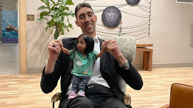 Dünyanın ən uzun boylu kişisi ilə ən qısa boylu qadını görüşdü - FOTO