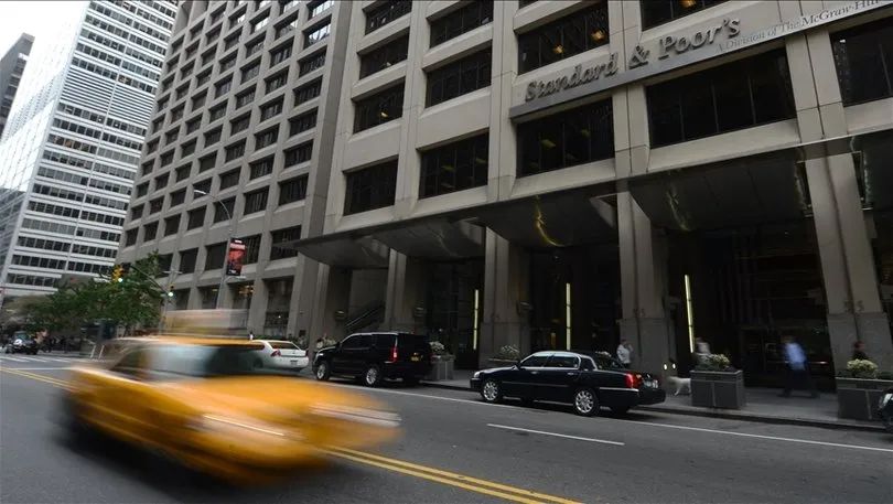 Husilər Qırmızı dənizdə Britaniyaya məxsus yük gəmisini raketlə vurublar