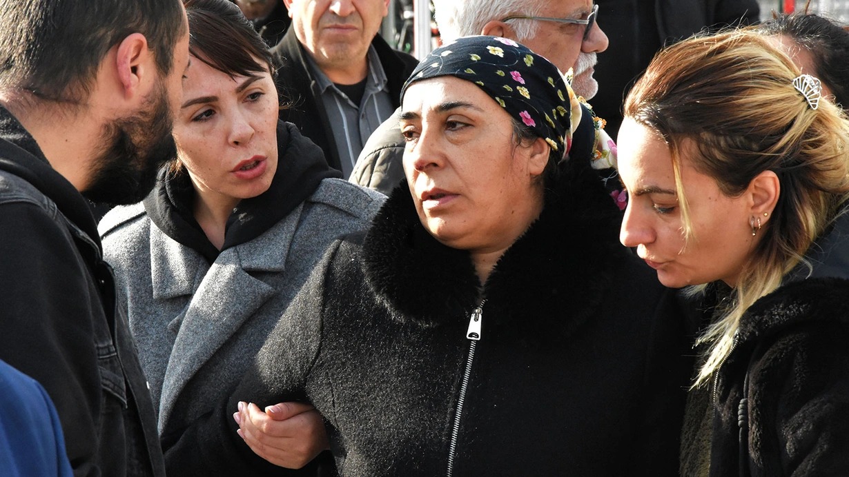 Mədən faciəsində torpaq altında qalan işçinin anası: “Oğlum acından öləcək”