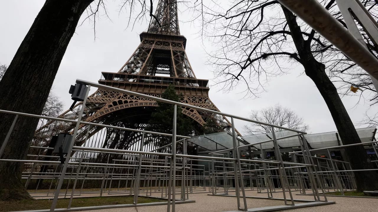 Eyfel qülləsi ziyarətçilər üçün bağlıdır