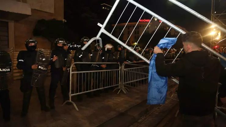 Albaniyada müxalifətin hökumət binasına molotof hücumu edilib