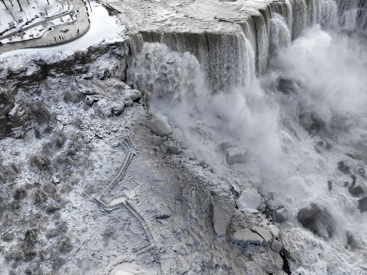 Niaqara şəlaləsi dondu