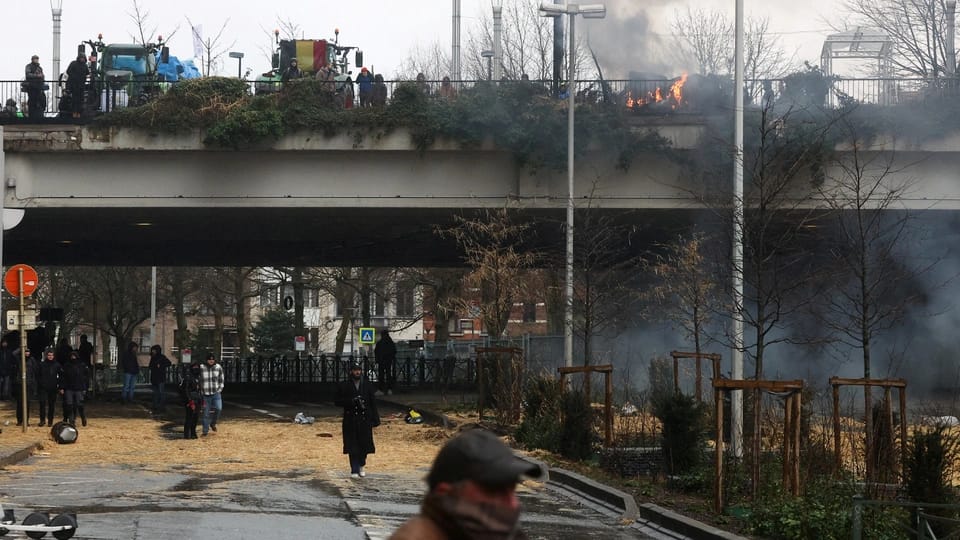 Belçikada fermerlər küçələri yandırıblar